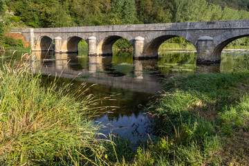 Joli pont en pierre permettant le passage sur la Loue entre Chenecey-Buillon et Charnay dans le Doubs en France