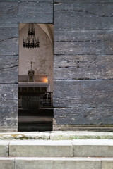 entrée d'une église. Porte ancienne ouverte, vue sur l'autel religieux de l'église