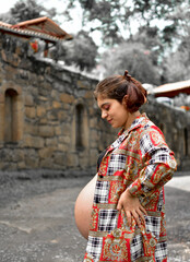 Mujer embarazada al aire libre