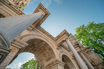 Obraz premium Hadrian Gate, also known as the Uc Kapilar, at the entrance to Antalya Old Town or Kaleici on a sunny day