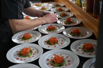 Tortino di salmone crudo.Piatto italiano