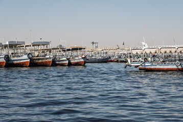 Obraz premium Many docked tour boats and ferries by the Old Aswan dam used to transport tourists to Philae Temple
