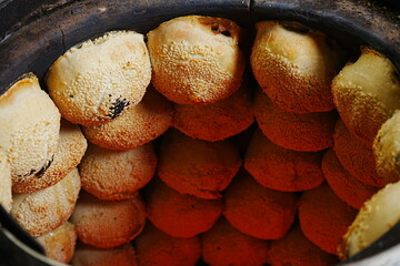 Fototapeta premium Pork Pepper Bun at Shilin Market in Taipei, Taiwan - 台湾 台北 士林市場または士林夜市 胡椒餅