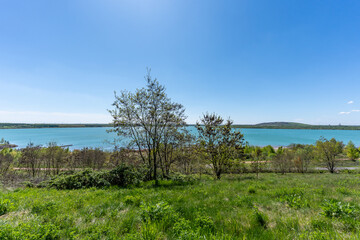 Blick auf den Störmthaler See bei blauem Himmel und strahlendem Sonnenschein
