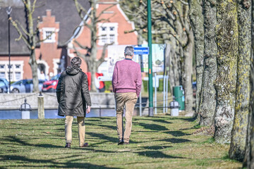 Obraz premium gens groupe homme ami detente promenade parc climat Belgique Flandres