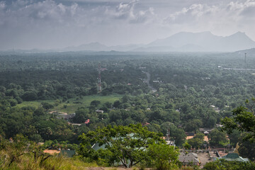 Obraz premium SIGIRIYA, SRI LANKA - JANUARY 20, 2022: Sigiriya Lion rock fortress in Sigiriya, Sri Lanka. Sigiriya is listed as UNESCO World Heritage Site. On hot sunny day.