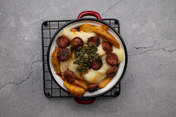 Potatoes with chorizo ​​and cheese