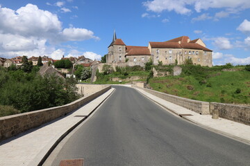 Obraz premium Vue d'ensemble du village typique, village de Saint Benoît du Sault, département de l'Indre, France