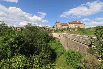 Vue d'ensemble du village typique, village de Saint Benoît du Sault, département de l'Indre, France