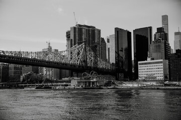 Fototapeta premium Black and White View of Queensboro Bridge and Manhattan Skyline Over East River