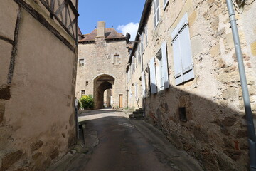 Vieille rue typique dans le village médiéval, village de Saint Benoît du Sault, département de l'Indre, France