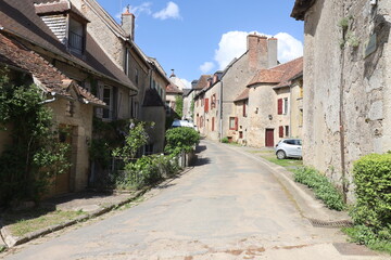 Vieille rue typique dans le village médiéval, village de Saint Benoît du Sault, département de l'Indre, France