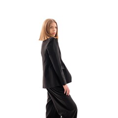 Naklejka premium Stylish woman in black suit posing confidently against a plain backdrop during a fashion shoot
