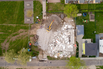 Bagger auf einem Haufen Bauschutt, Haus Abriss, Drohnenaufnahme, Eisenhuettenstadt, Brandenburg, Deutschland