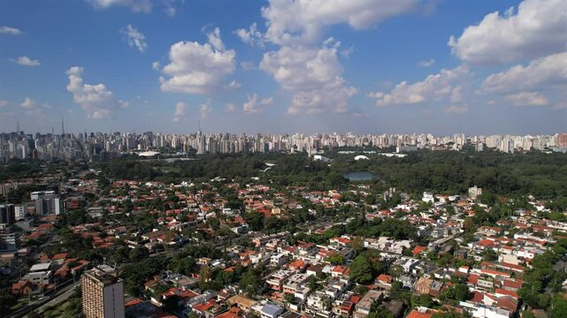 Vista a&eacute;rea do parque Ibirapuera, S&atilde;o Paulo, Brasil. Dia de sol com vista mostrando a cidade de S&atilde;o Paulo. Imagem ideal para projetos de imobili&aacute;ria, incorporadoras, viagens, eventos e institucional