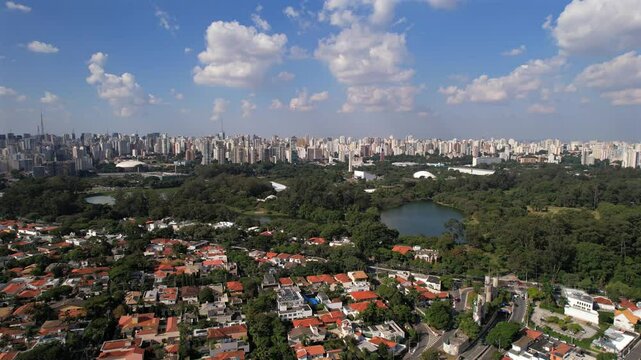 Vista a&eacute;rea do parque Ibirapuera, S&atilde;o Paulo, Brasil. Dia de sol com vista mostrando a cidade de S&atilde;o Paulo. Imagem ideal para projetos de imobili&aacute;ria, incorporadoras, viagens, eventos e institucional