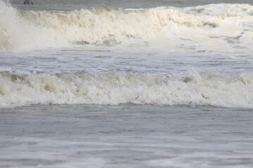 濁った白波
