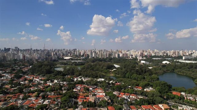 Vista a&eacute;rea do parque Ibirapuera, S&atilde;o Paulo, Brasil. Dia de sol com vista mostrando a cidade de S&atilde;o Paulo. Imagem ideal para projetos de imobili&aacute;ria, incorporadoras, viagens, eventos e institucional