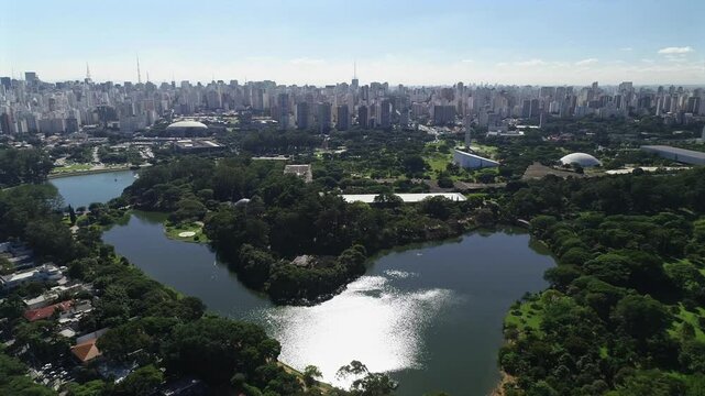 Vista a&eacute;rea do parque Ibirapuera, S&atilde;o Paulo, Brasil. Dia de sol com vista mostrando a cidade de S&atilde;o Paulo. Imagem ideal para projetos de imobili&aacute;ria, incorporadoras, viagens, eventos e institucional