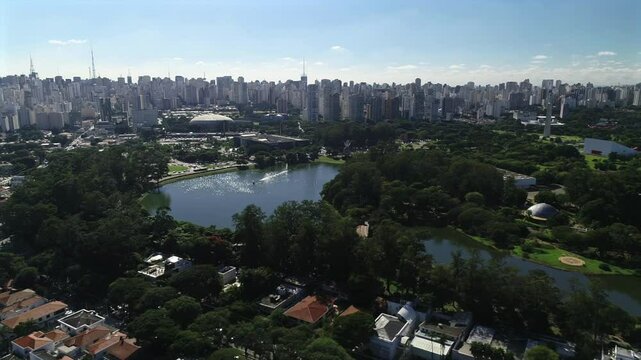 Vista a&eacute;rea do parque Ibirapuera, S&atilde;o Paulo, Brasil. Dia de sol com vista mostrando a cidade de S&atilde;o Paulo. Imagem ideal para projetos de imobili&aacute;ria, incorporadoras, viagens, eventos e institucional