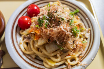 焼きうどんと彩り野菜の家庭の味