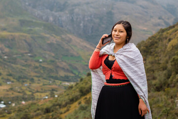 Campesino en los Andes. Campesino quechua en una finca con un celular. Feliz mientras usa un smartphone, mirando un espacio publicitario y aislado en un entorno natural, contacto, celular. Quechua. 