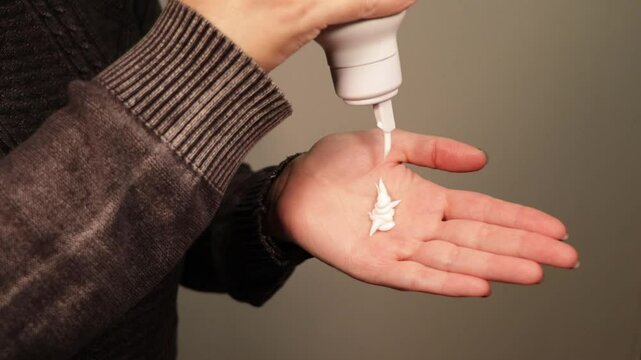 ponerse crema en las manos, cuidados de la piel