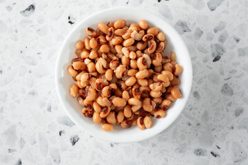 A top down view of a bowl of black eyed peas.