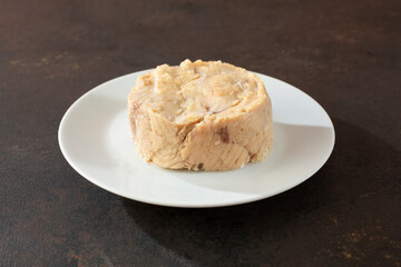 A view of a can mold of pink salmon, on a plate.