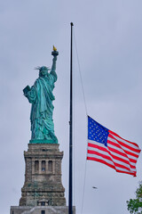 Naklejka premium statue of liberty with american flag 