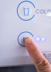自販機の冷水のボタン