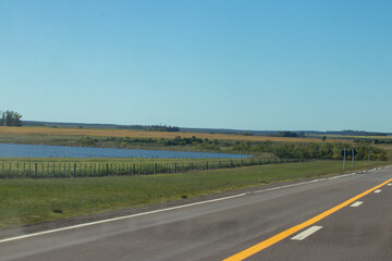 Laguna a la orilla de la carretera
