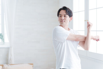 ストレッチするミドル男性