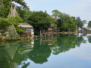 冬の兼六園の名所霞ヶ池の風景