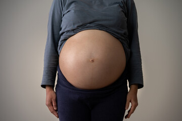 出産直前の妊婦のお腹