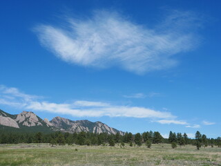 Obraz premium Clouds in the Sky Over a Spring Meadow Landscape, Boulder, Colorado