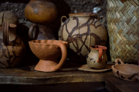 vasija, ollas y taza de barro cafe y arcillas artesanales en Tlaxiaco Oaxaca, de pueblos originarios, 