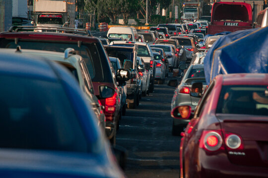 Trafico atascado en carretera Puebla-M&eacute;xico al caer el d&iacute;a, fila de carros atrapados al llegar a la ciudad de Mexico, fotograf&iacute;a Horizontal