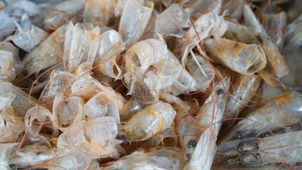 Shrimp heads are usually used to make broth.