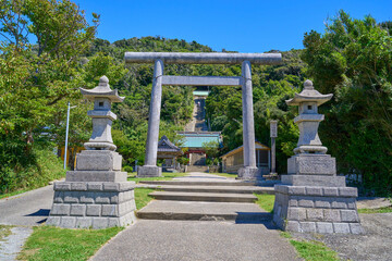 Fototapeta premium 千葉県館山市の洲崎神社の大鳥居越しに随身門と厄祓坂(石段)を見る