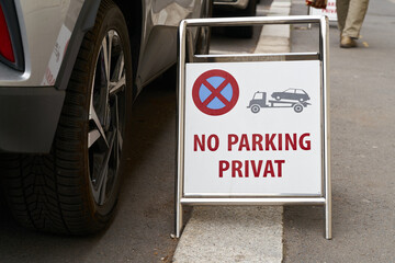 Parkverbot Schild vor einem Hotel in Karlovy Vary mit der Aufschrift No Parking privat