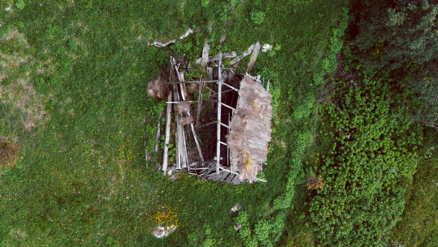 Casa del bosque abandonada de madera en el monte de oaxaca de juarez en el municipio de chalcatongo, alrededor de flora y fauna abunante 