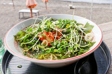 わかめが入った特製の海のラーメン。
ミネラルウォーターのボトルと一緒に。
美術館、ライブハウスを兼業している素敵な海の家「海の美術館」。
荒井浜海岸三浦市神奈川県-2024

