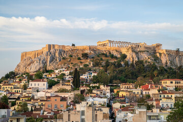 Obraz premium View of the Acropolis, in Athens, overlooking the old city, as the early morning light illuminates the buildings and the Parthenon
