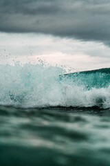 Olas rompiendo en día nublado, Playa de los Locos, Cantabria, Santander, Suances