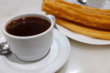 スペインで提供されるホットチョコレートとチュロス