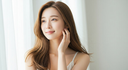 美しい髪を風になびかせる若い女性