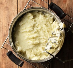 Homemade shepherd’s pie with mashed potatoes and minced meat, served in a cozy rustic kitchen setting. Comforting classic British dish perfect for cozy meals and homestyle food photography.

