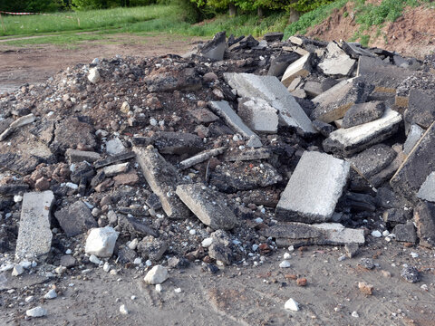 Herausgerissene Asphaltbrocken