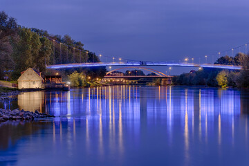 schiffmühle und Weserbrücke beleuchtet in Minden